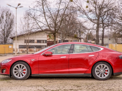 Tesla S Performance bérlés élményvezetés  autóbérlés autókölcsönzés bullrent élményvezetés