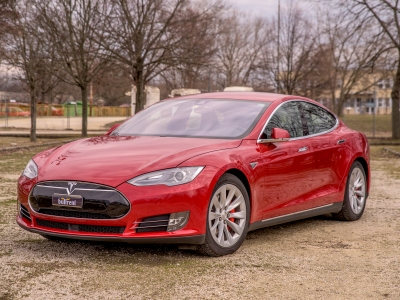 Tesla S Performance bérlés élményvezetés autóbérlés autókölcsönzés bullrent élményvezetés