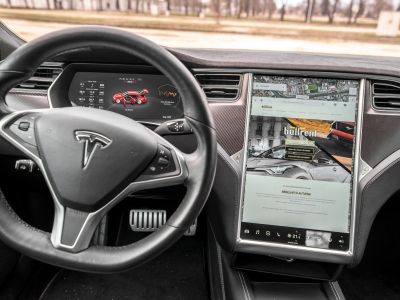 Tesla S Performance bérlés élményvezetés autóbérlés autókölcsönzés bullrent élményvezetés