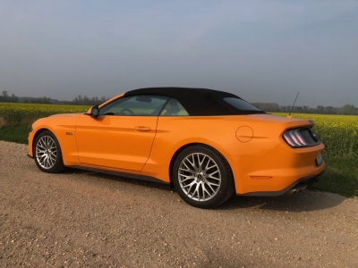Ford Mustang Covertible Cabrio bérlés élményvezetés 