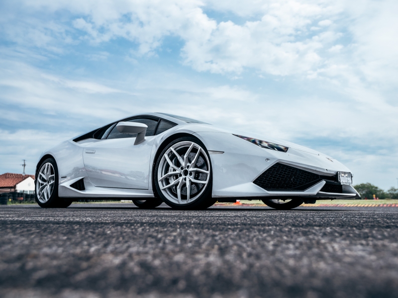 Bérelhető Lamborghini élményvezetés autóbérlés bullrent