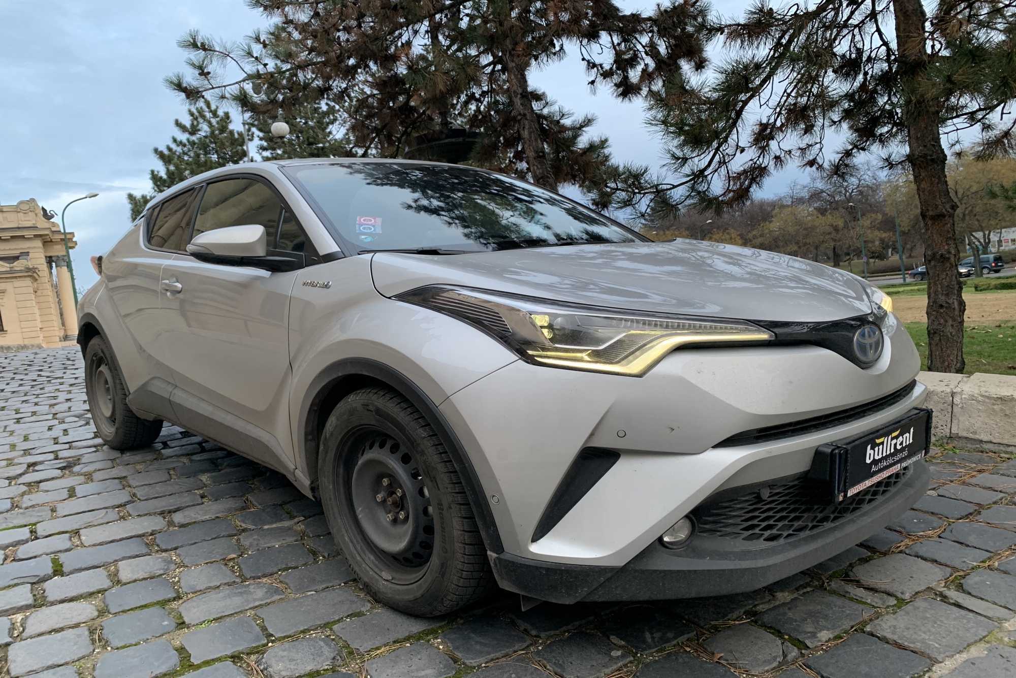 Toyota C-HR 1.8 Hybrid Selection Bullrent tartós bérlés napi bérlés autókölcsönző