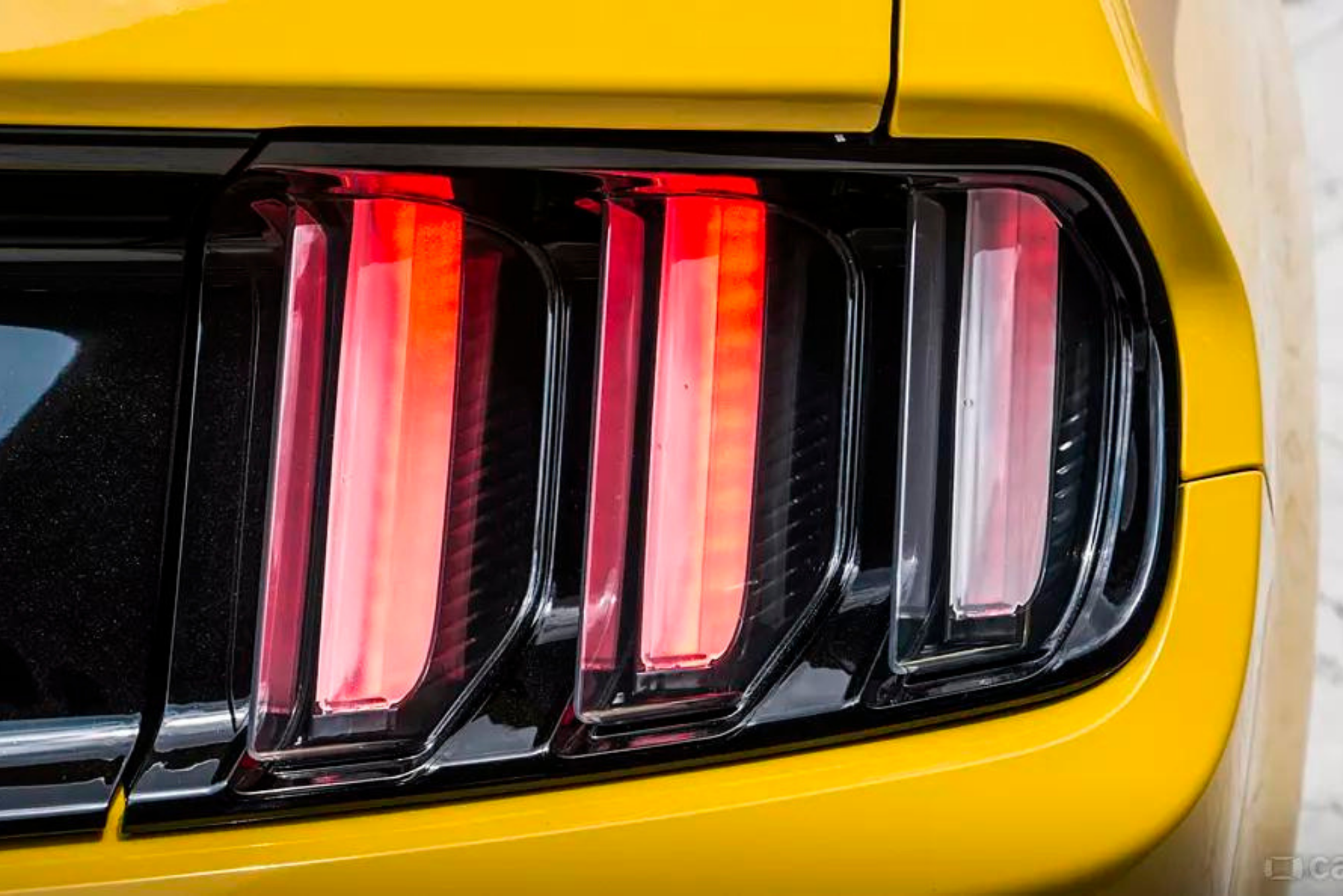 Ford Mustang Fastback V8 autóbérlés élményvezetés