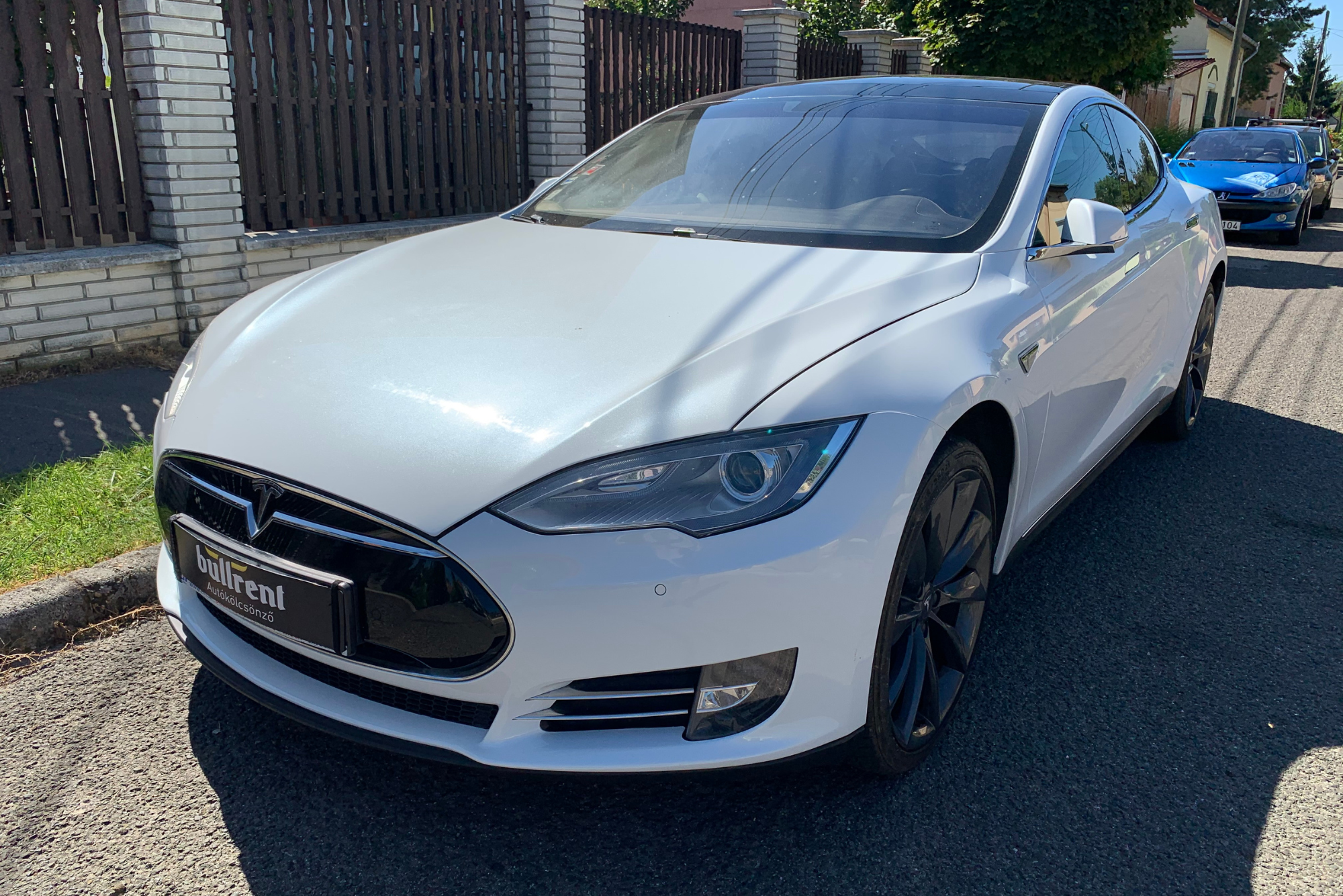 Tesla Model S P85+ Bérelhető Rental car bullrent autóbérlés