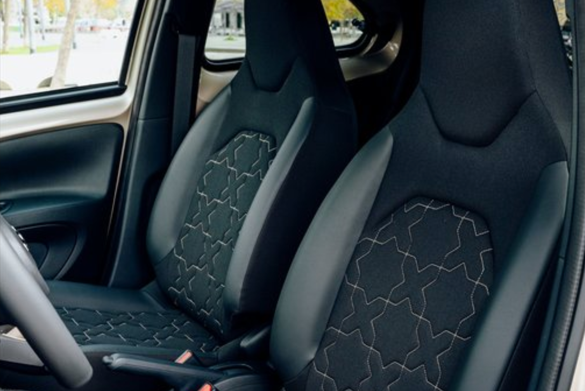 Toyota Aygo X Cross Style Bullrent autóbérlés autókölcsönzés élményvezetés